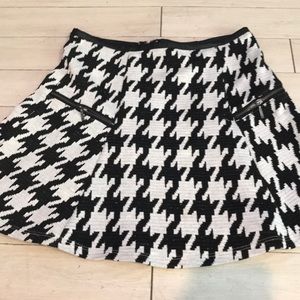 Black and White patterned mini skirt